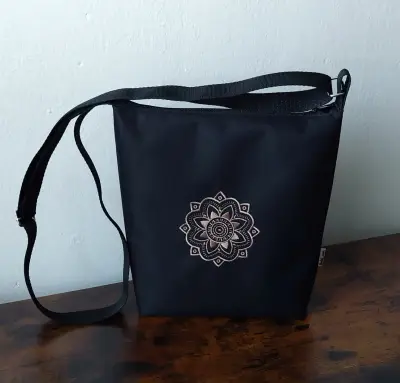 Vyšívaná crossbody kabelka z pevné kočárkoviny