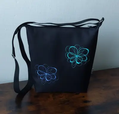 Vyšívaná crossbody kabelka z pevné kočárkoviny