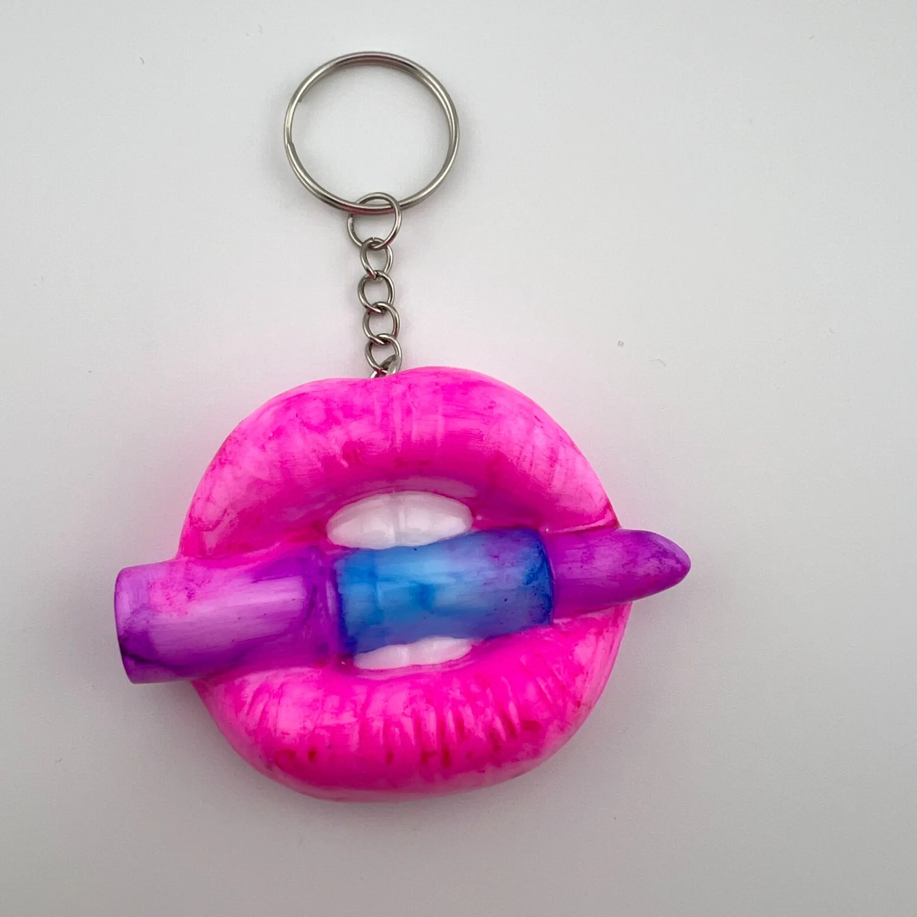 Přívěsek, pryskyřice, pusinka, růžová s rtěnkou 1