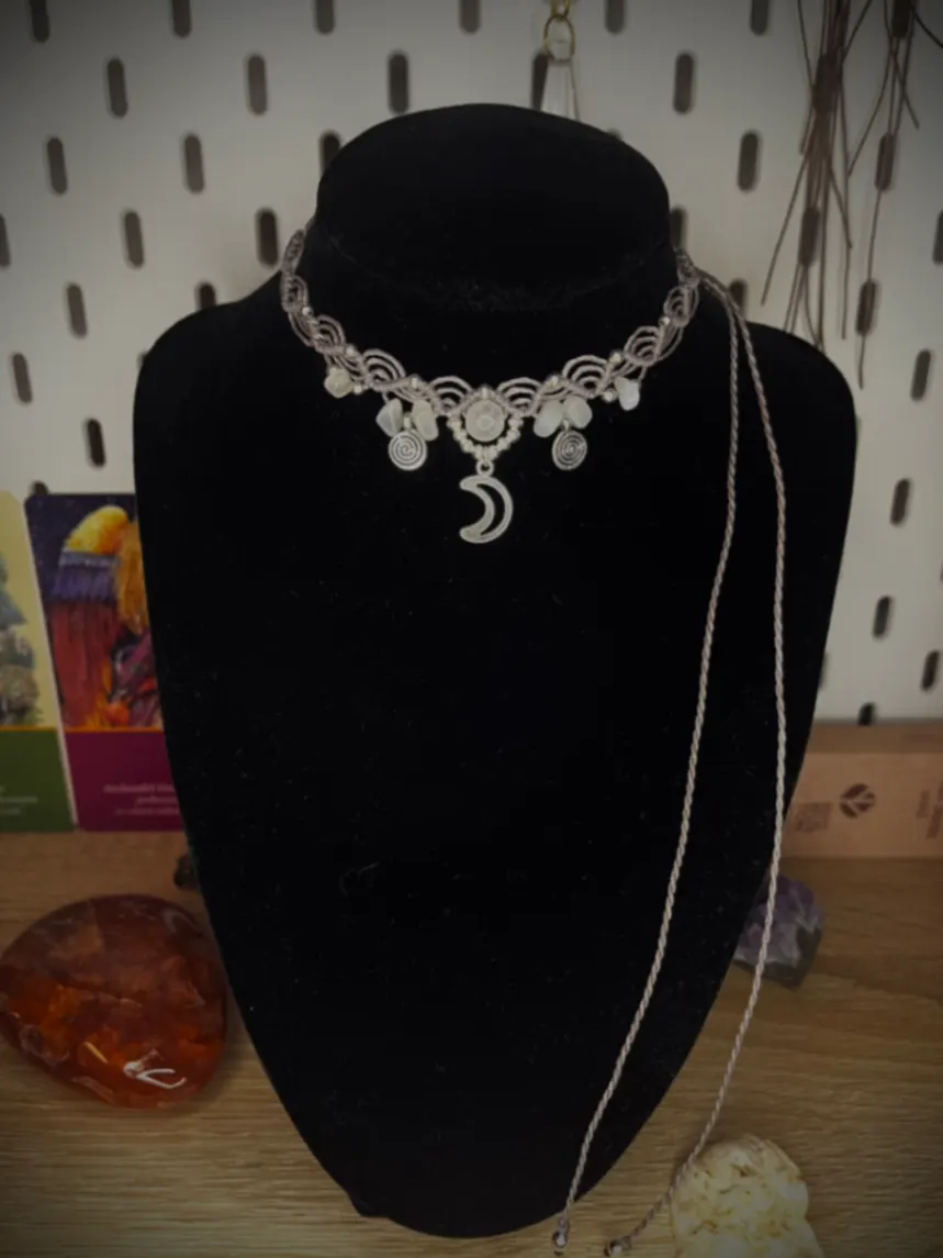 Choker s měsíčními kameny