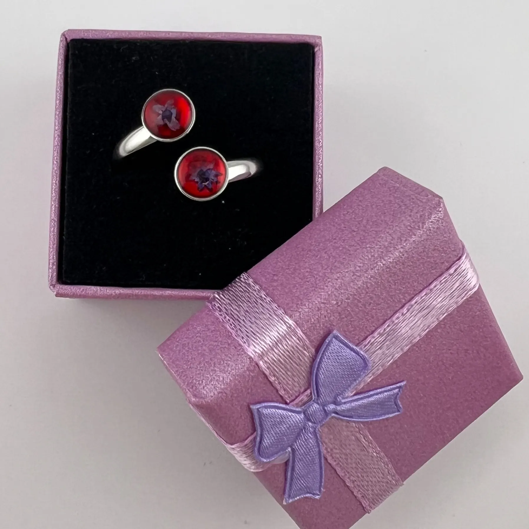 Prsten, pryskyřice, kulatý, fialové květy  2